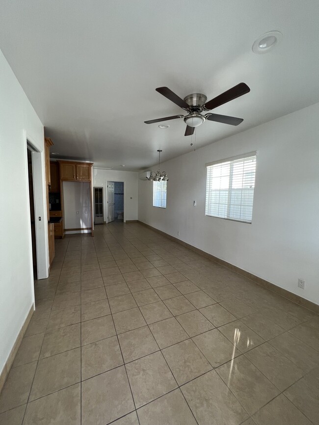 Foto del edificio - 2 Bed 1 Bath Front House In South Gate