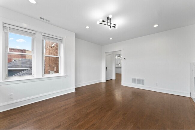 Foto del edificio - 5304 W Cornelia Ave