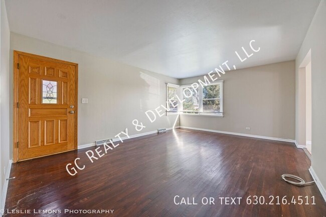 Building Photo - *** SCHOOL DISTRICT 25 / 3 BDRM -1.5 BTH /...