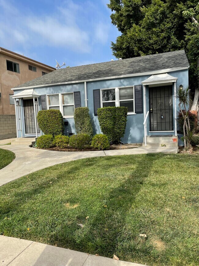 Exterior (922 1/2 está en la parte trasera) - 920 N Hayworth Ave