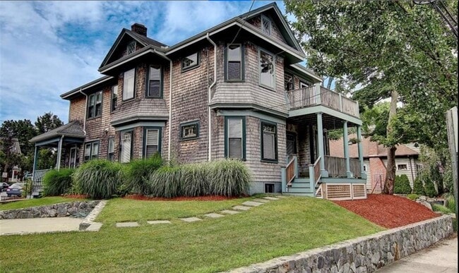 Building Photo - 173 Rochambeau Ave