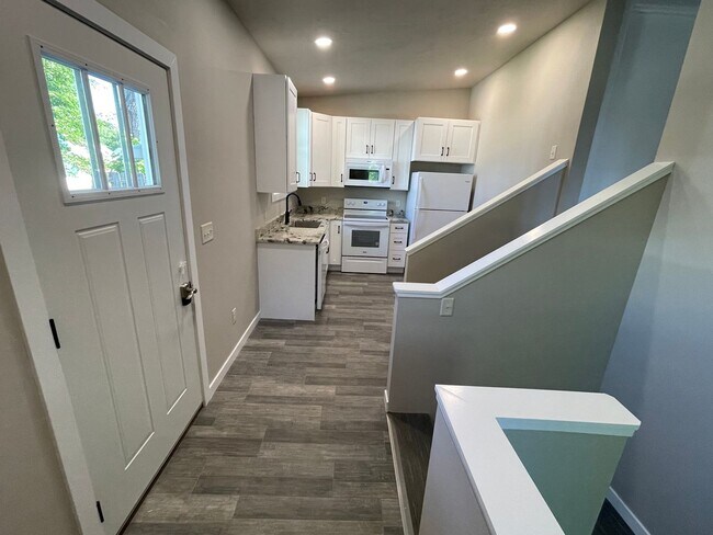 Foto del edificio - Newly Remodeled 2 Bed 1.5 Bath Home will Large Oversized 2-Stall Garage!