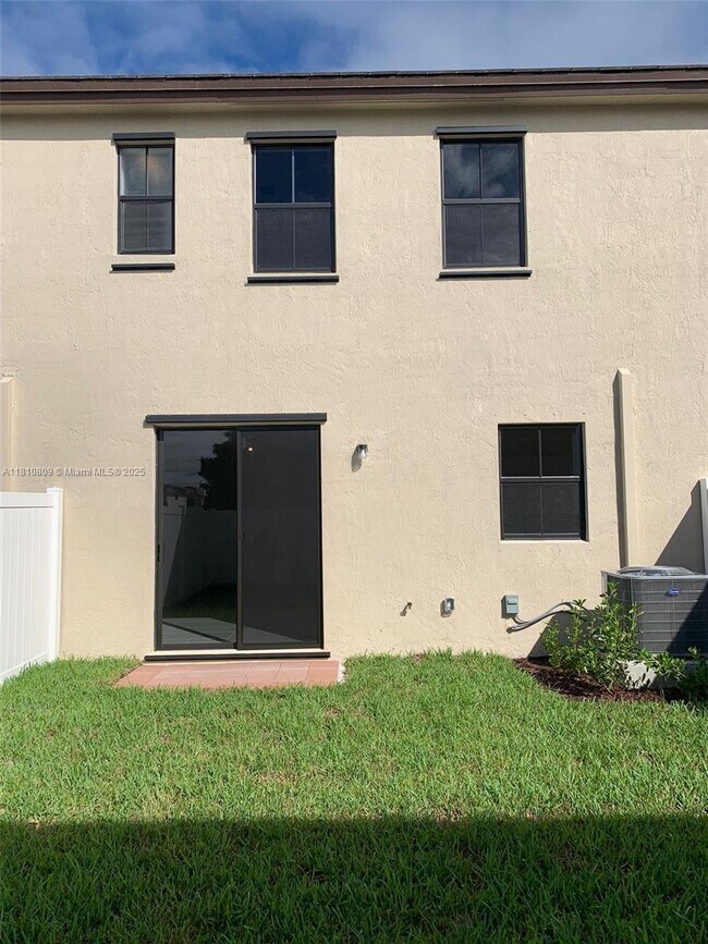 Foto del edificio - 3386 W 112th St