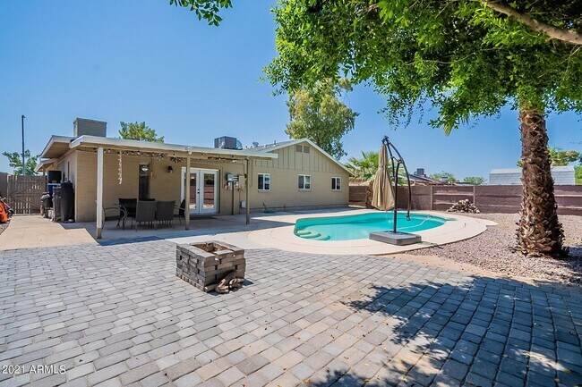 Foto del edificio - 4 bedroom home with private pool & solar