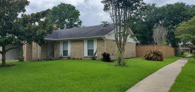 Building Photo - 3702 Royal Manor Dr