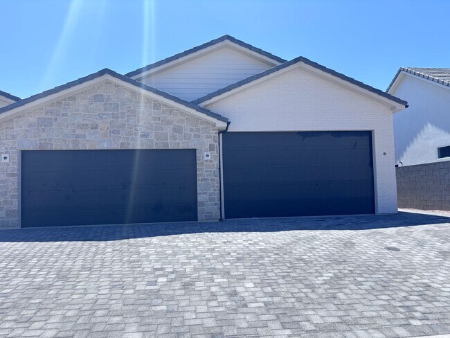 Foto del edificio - Beautiful custom single story in Moorland Park with pool