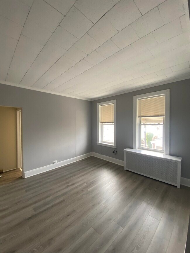 Building Photo - 146 Huber St