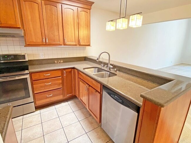 Building Photo - 6032 Montgomery Corner - Beautiful Single-...