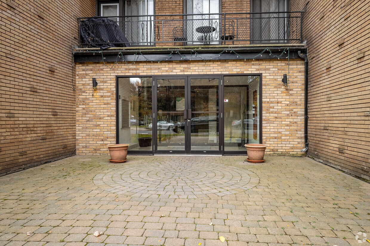 Photo du bâtiment - 4175 Rue Broadway