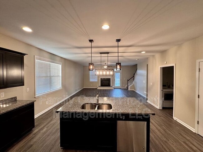 Foto del edificio - 584 Pendleton Dr