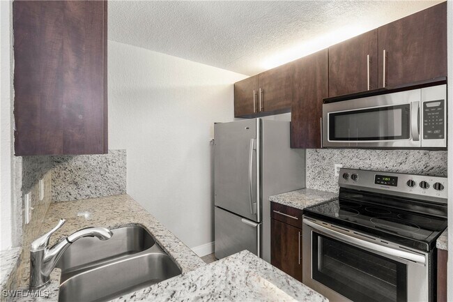 Building Photo - 185 Santa Clara Dr