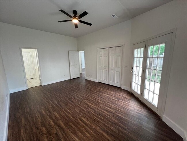 Building Photo - 985 N Daisy Ln