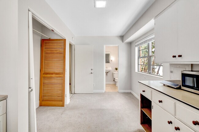 Quaint living space - 36 Parkview Dr NE