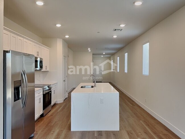 Building Photo - 870 English Primrose St