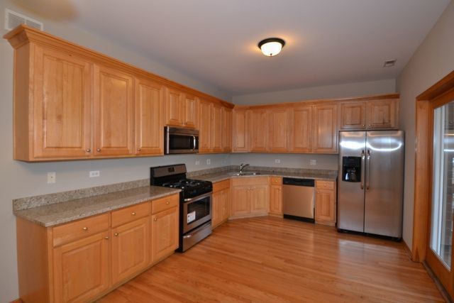 Building Photo - 4235 N Kenmore Ave