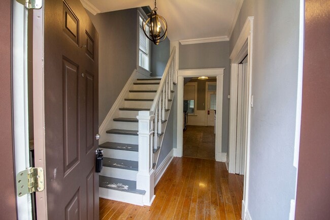 Building Photo - 2 bed/1 bath, Single-family Home! Modern and spacious with off-street parking and a relaxing back...