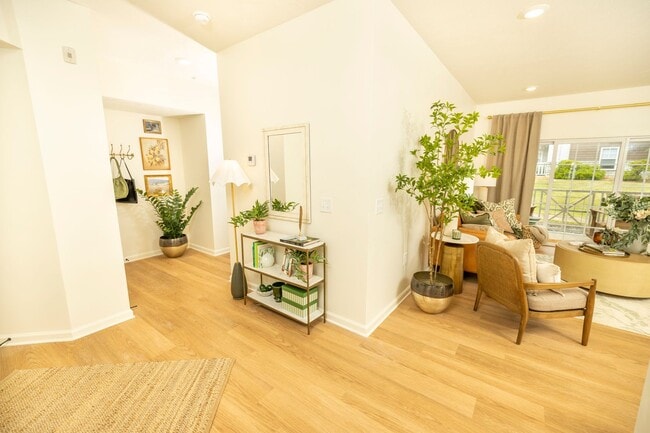 Building Photo - Beautiful 3 bed 3.5 bath Condo