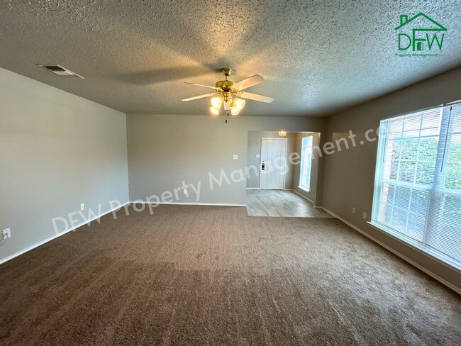 Building Photo - Charming 2-Story Home in Desoto - 3 Bed, 2...