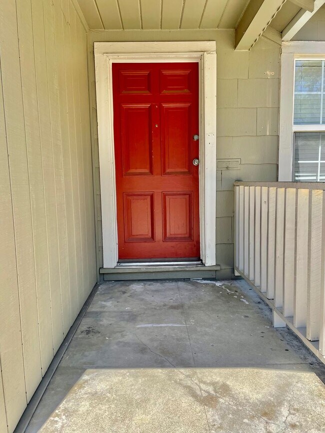 Building Photo - Charming 2 Bed 1 Bath Home