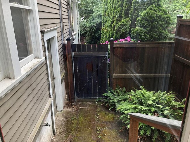 Building Photo - 1422 SE 34th Ave