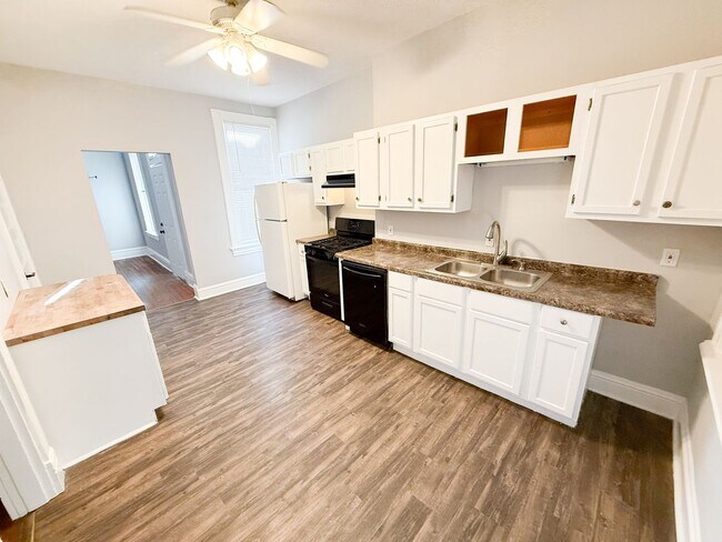 Foto del edificio - Spacious 3 bedroom 1 bathroom home!!