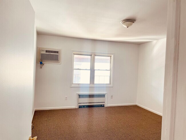 Building Photo - 171 W 24th St