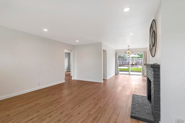 Building Photo - 964 Daisy St