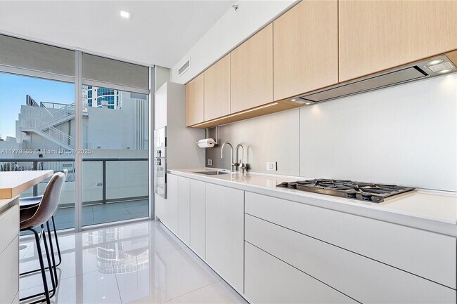 Foto del edificio - 3737 Collins Ave