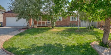Building Photo - 747 Ponderosa Dr