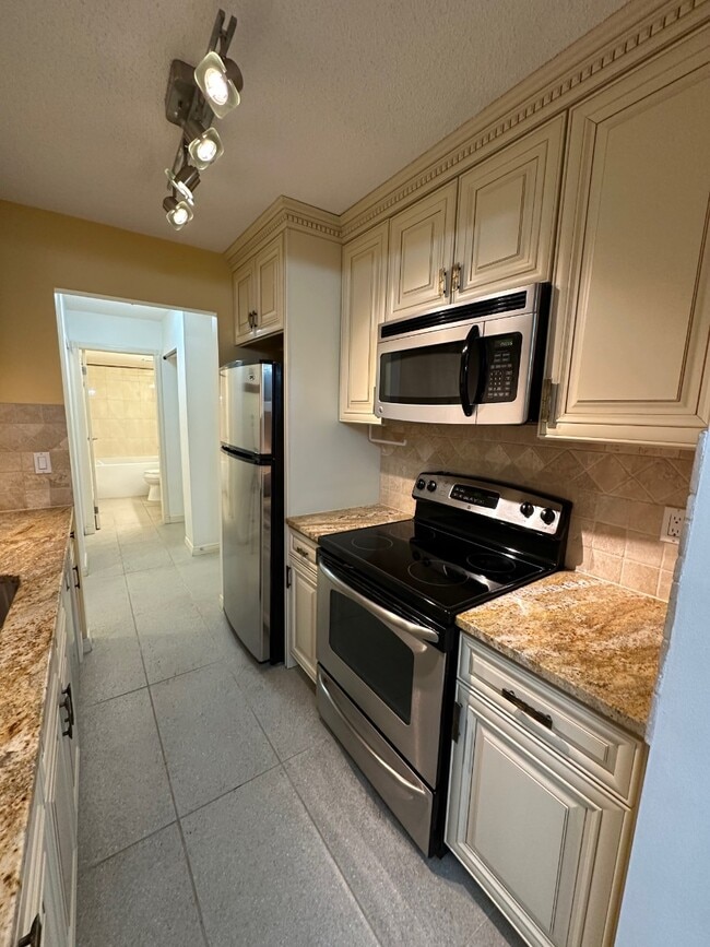 Photo du bâtiment - Modern 2 Bedroom Condo w/ Balcony & Underground Parking (IP055)