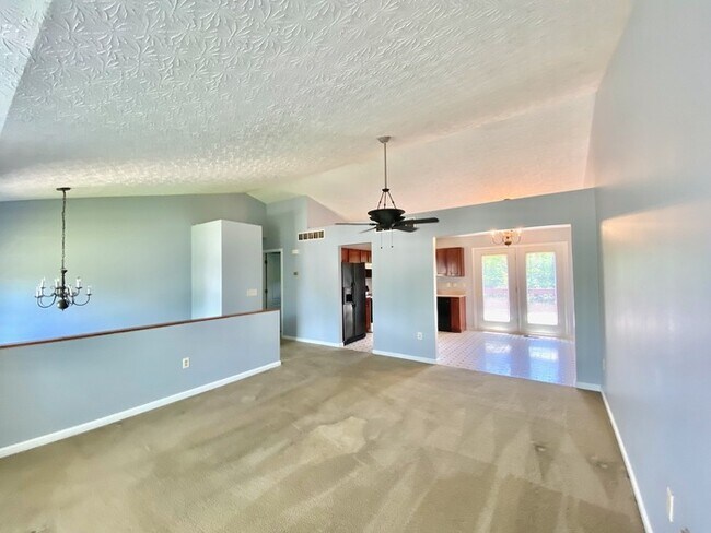 Foto del edificio - Nice 3 Bed Bi-level Available in Hebron!