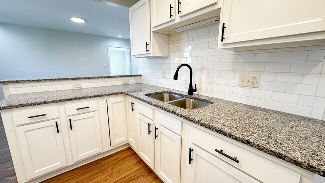 Building Photo - 4 Bedroom Brand New Remodeled House! Secti...