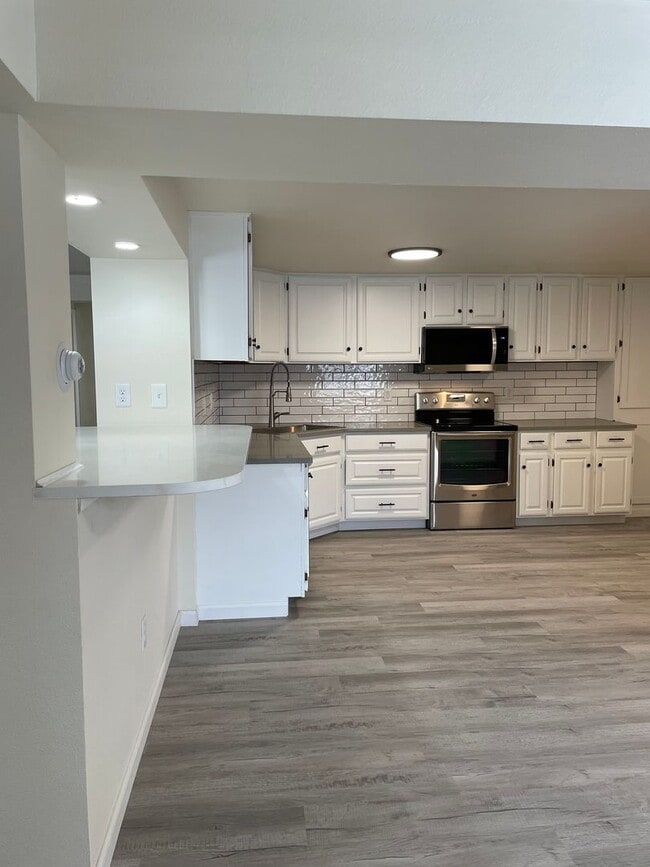 Building Photo - Nice Duplex w/ Renovated Kitchen/Bathroom