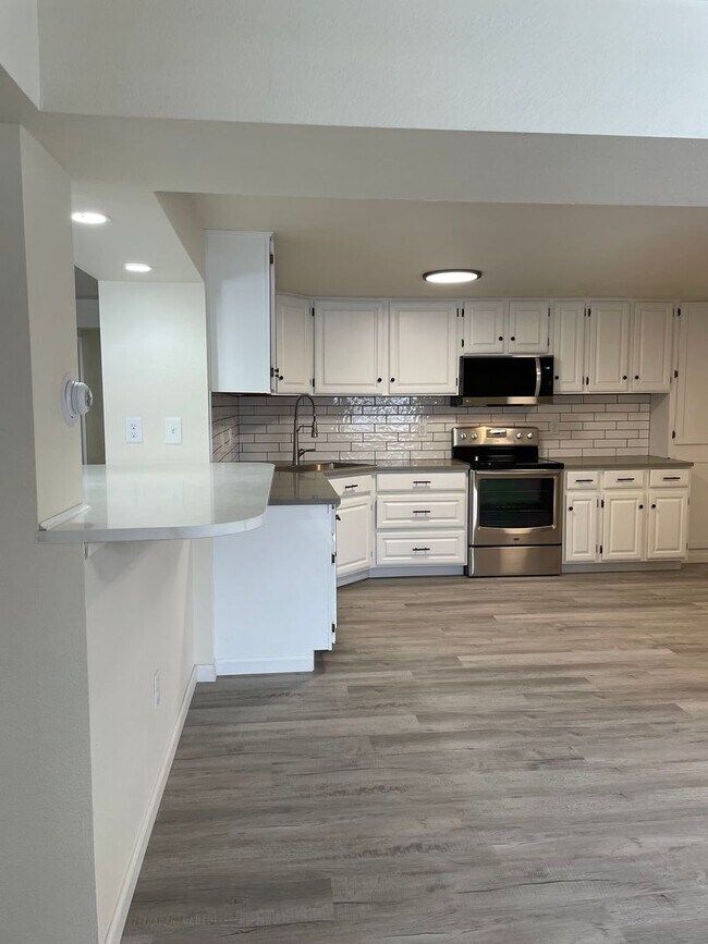 Foto del edificio - STUDENTS WELCOME! Spacious 3-Bedroom / 1-Bath Duplex w/ Fenced Backyard