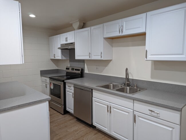 Building Photo - 2210 N Beachwood Dr