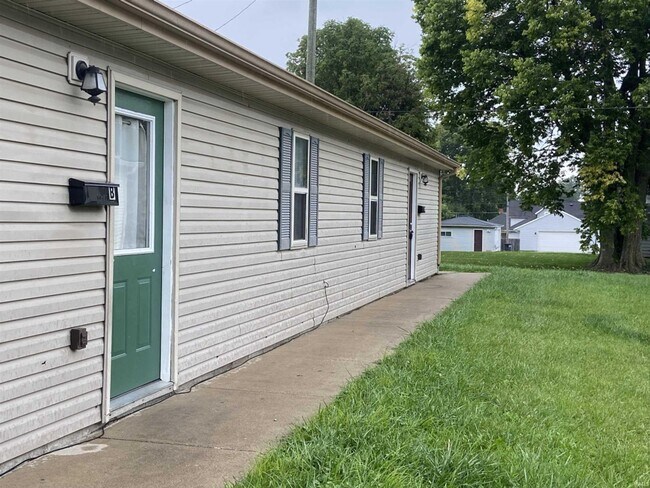 Foto del edificio - Duplex/ 2 -2 bedroom 1 bath with detached garage