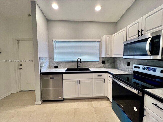 Building Photo - 3898 SW 48th Ave