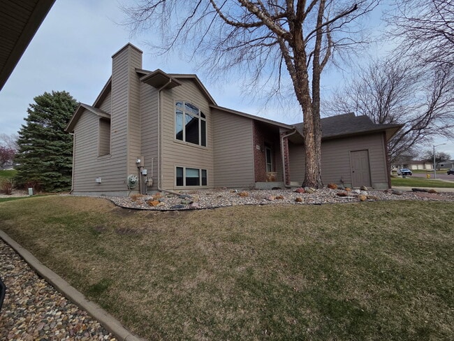 Building Photo - 1312 N Vail Dr