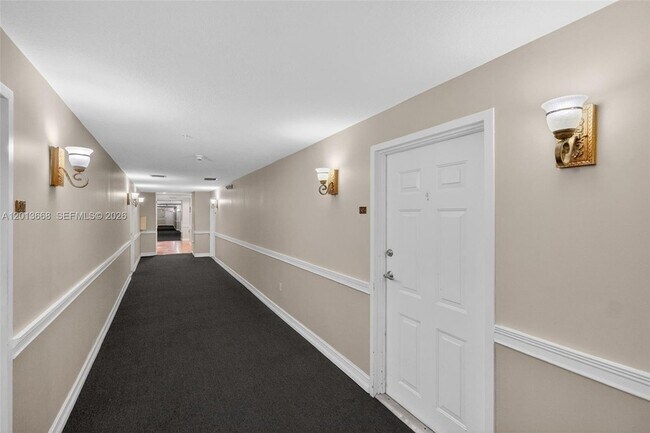 Foto del edificio - 5271 SW 8th St
