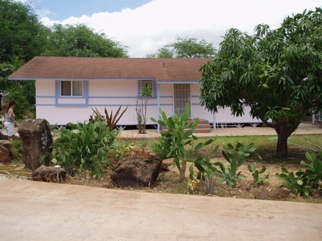 Building Photo - 3 bed/1.5 bath with large yard.