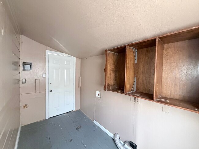 Building Photo - 17 Midway Dr