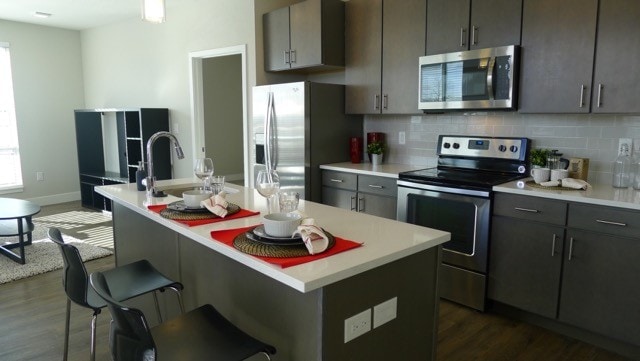 2BD, 2BA - 970 SF - 2525 Eliot Street Apartments
