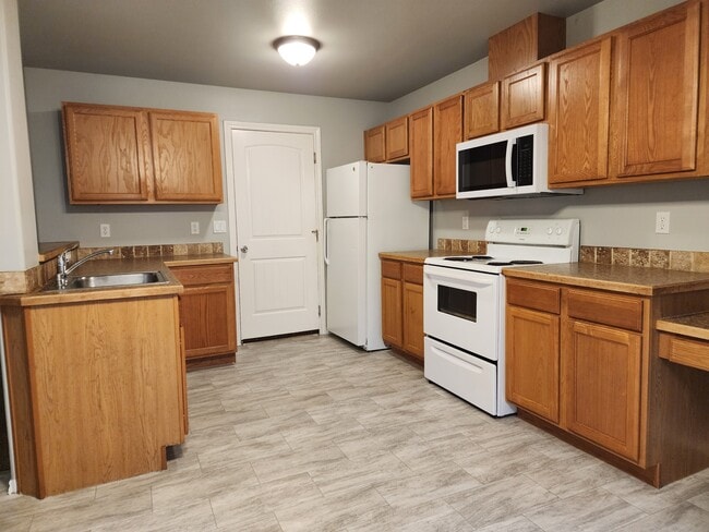 Building Photo - 912 E Georgia Ave