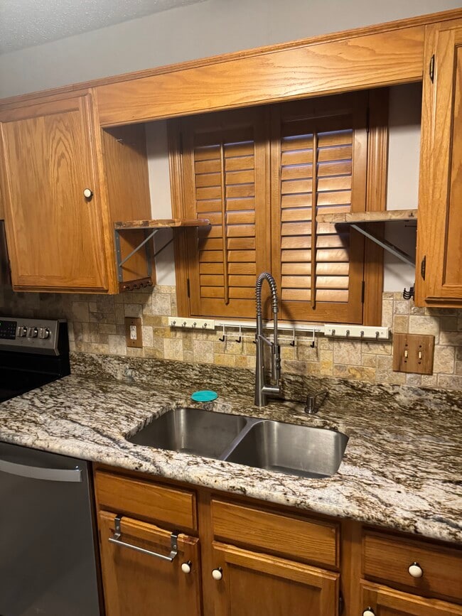 Building Photo - 2950 Meadowlark Ln