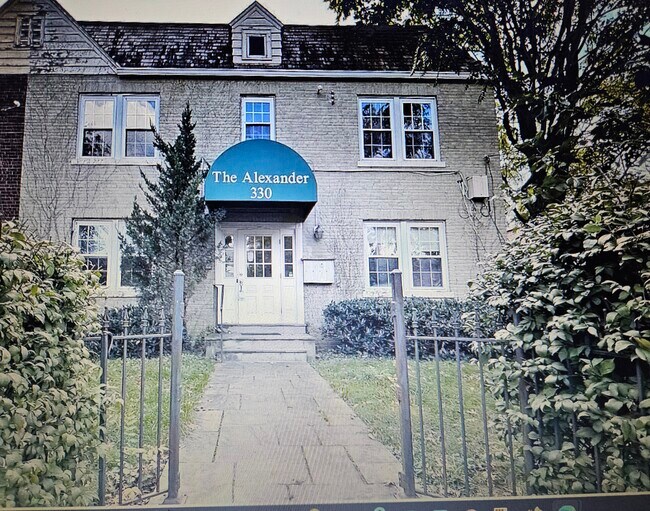 Foto del edificio - 330 Delafield Pl NW