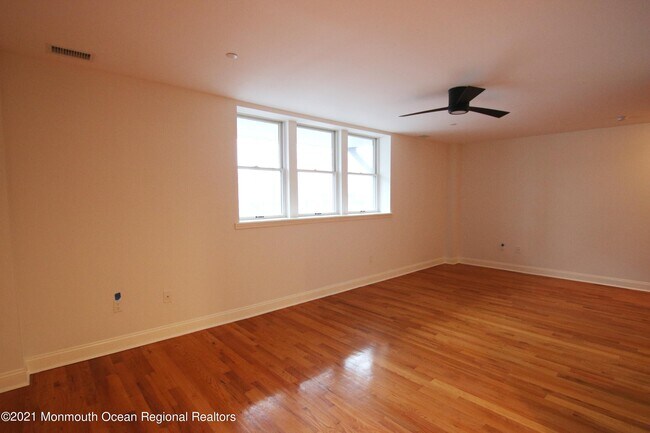 Building Photo - 1003 Bond St