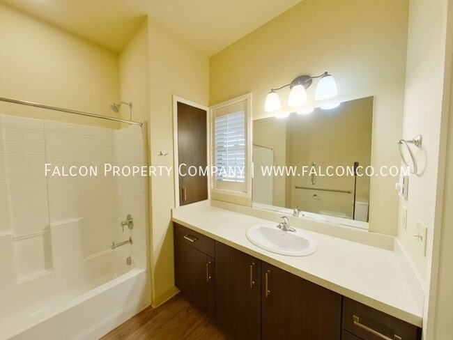Building Photo - Lovely Townhouse In Stetson Hills! - Appro...