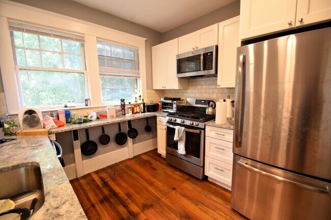Foto del edificio - 229 Chestnut Hill Ave