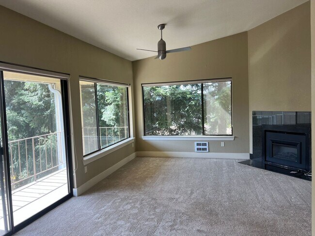 Building Photo - Beautiful Kingston Condo - walking distanc...