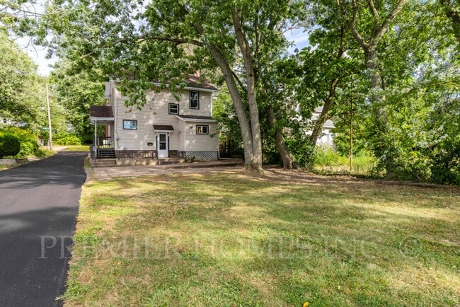 Building Photo - 3 Bed Home with Private Parking & Yard – $1,495/mo